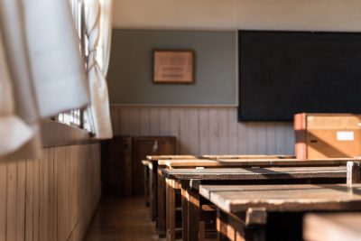 同窓会のイメージ（木造校舎の教室）