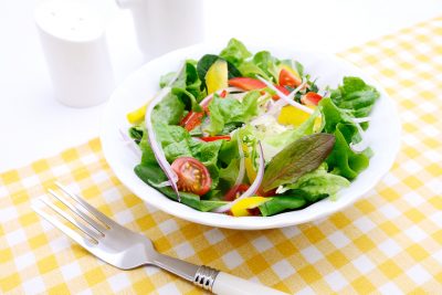 お皿いっぱいの野菜サラダ