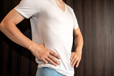 お腹をへこませている男性