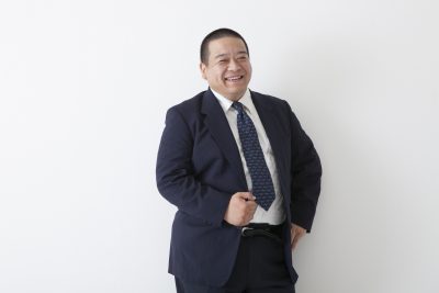 メタボなスーツを着た中年男性