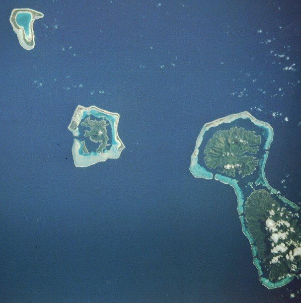 ボラボラ島周辺の衛星写真