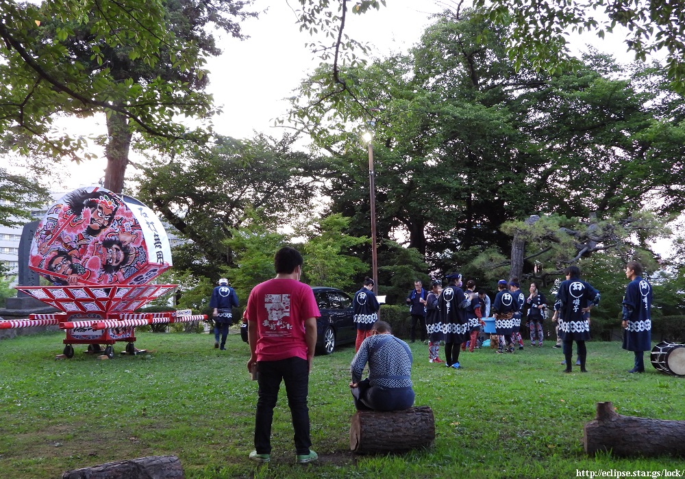 八坂神社で寛ぐ囃子方