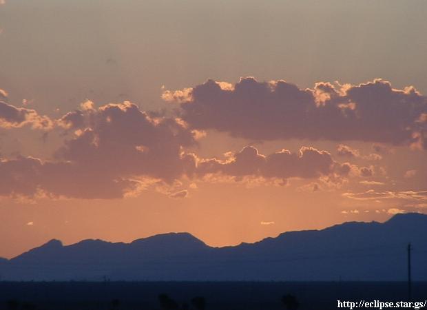 山に沈む夕焼け