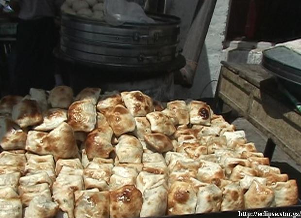 庶民のおやつ“焼き肉まん”(1個1元)