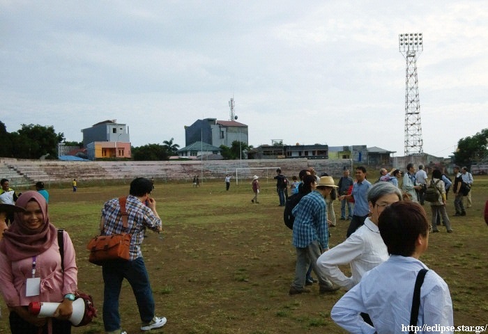サッカー場の南の空と芝生