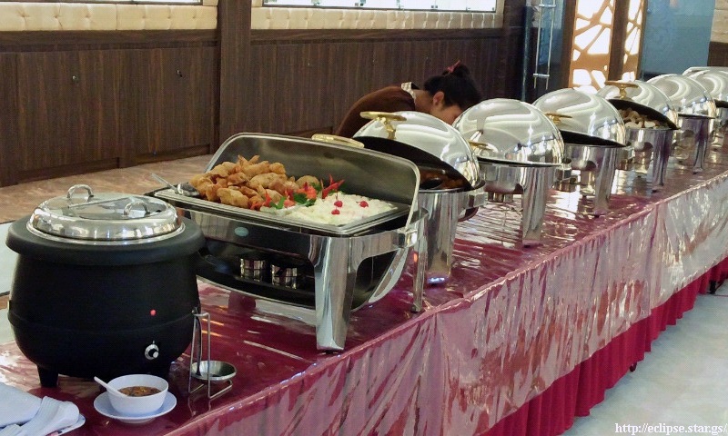 バイキングで出された料理が並ぶ