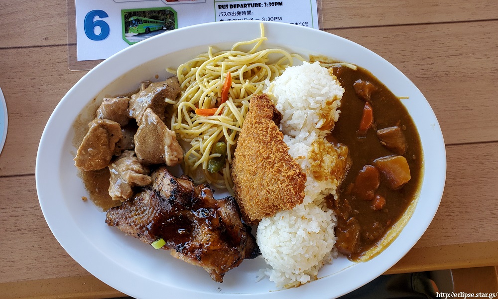 ココパームガーデンビーチで出された食べきれない量の昼食