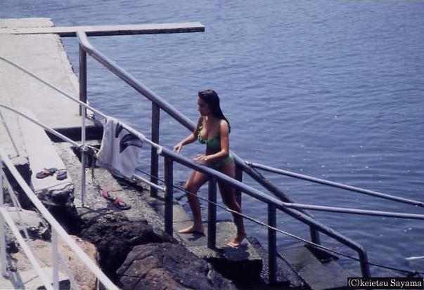 海に浮かぶ女