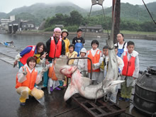 獲物の前で記念撮影