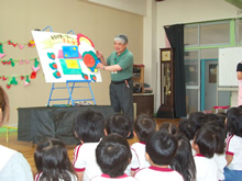 おひさまのエネルギーについて園児にパネルで楽しく説明（飯田市・明星保育園）