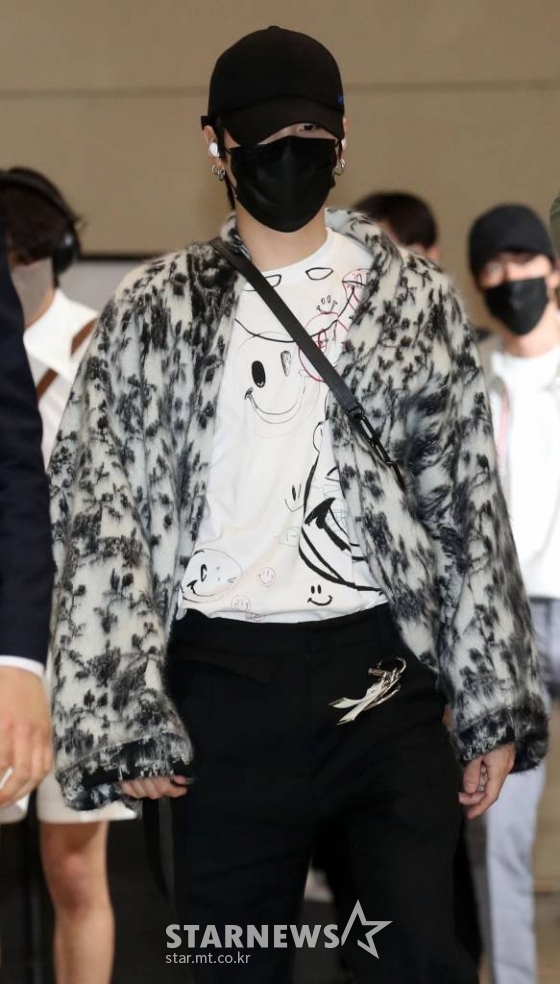 米国公演終えた防弾少年団が帰国…高級ブランドを着こなすメンバー6人