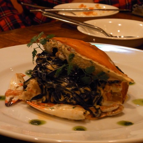 カニとイカスミのスパゲティ