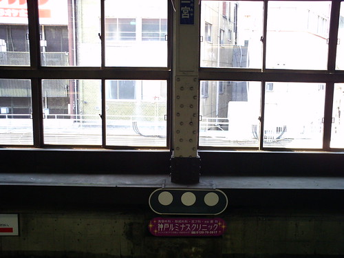 電車到着までの待ち時間、目が行く先