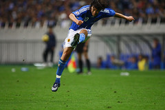 [フリー画像] 人物, 運動・スポーツ, サッカー, 日本人, 蹴る・キック, 中村俊輔, 201005151900