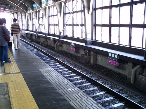 電車到着までの待ち時間、目が行く先