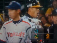 タイムリーを打って怒る人の図