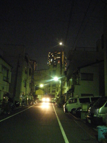 下町から見た月