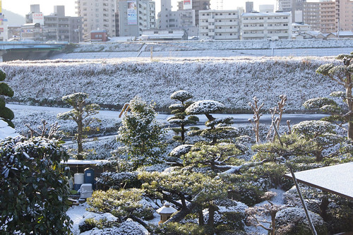 少し積もった雪