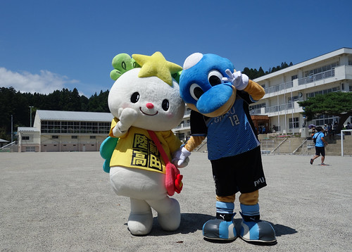 お手つないで、えへへ。ふろん太と、たかたのゆめちゃん。