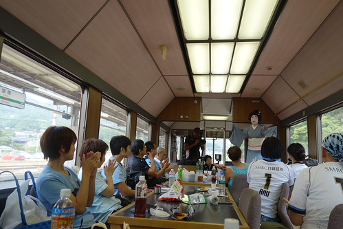 【8月17日（土）14時30分ころ　猿橋駅にて、芸者さんの舞がはじまります】