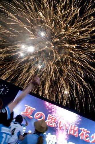 【8月17日（土）19時30分ころ　ハーフタイムに打ち上がる花火（この写真のご提供：gunotasan）】