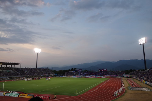 【8月17日（土）18時30分ころ　甲斐の山々に包まれた、山梨中銀スタジアム】