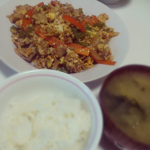 ゴーヤチャンプルー、じゃがいもの味噌汁、ご飯。一汁一菜て…