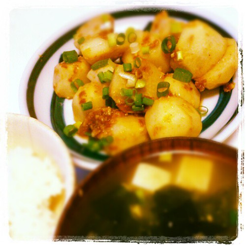 里芋の塩麹あえ、豆腐の味噌汁、ご飯、納豆。塩麹って結構まろやかな感じなんだねー