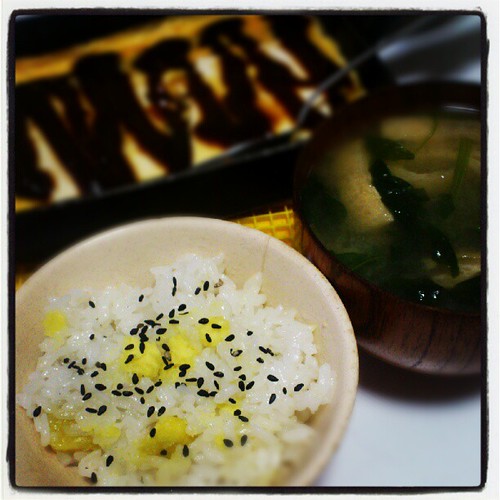 サツマイモご飯、豆腐ステーキの味噌がけ、ホウレン草の味噌汁