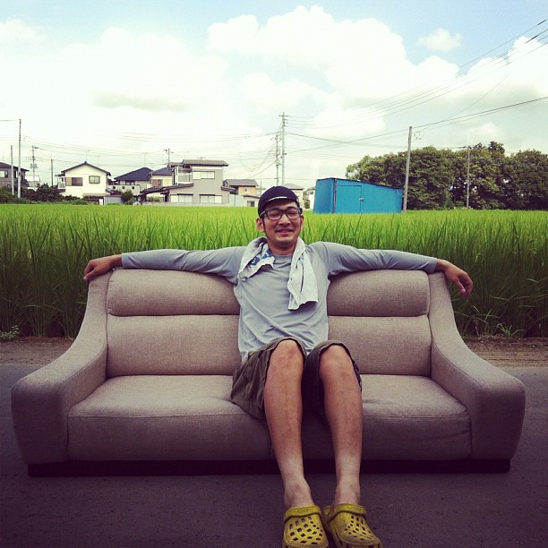 引っ越し中！ソファーに座る自分。