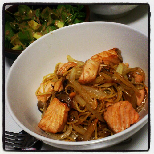 サーモンのバター醤油パスタとアボカドサラダ