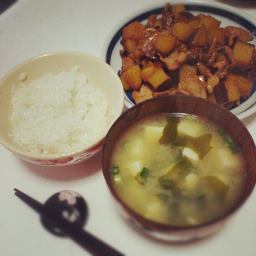 さつまいもの甘辛煮、豆腐の味噌汁、ごはん