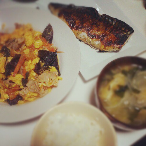 きくらげと豚肉トマトの中華炒め、鯖の塩麹焼き、玉ねぎの味噌汁、ごはん