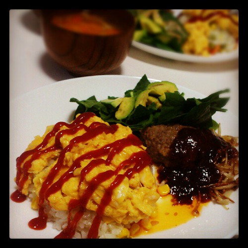 オムライスとハンバーグのワンプレートディナー。