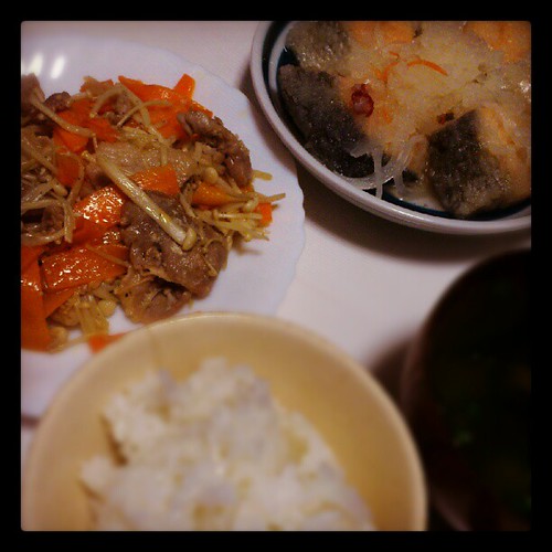 豚肉の塩麹炒め、秋鮭の雪見おろし、豆腐の味噌汁、ごはん