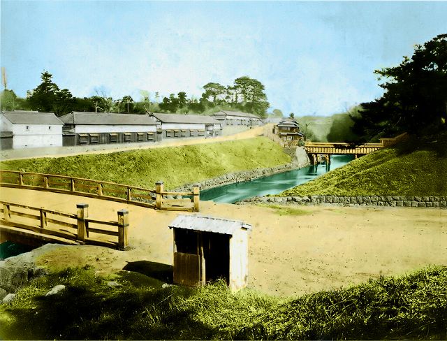 1875年(明治8年)の水道橋交差点と掛樋(右)