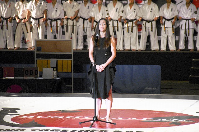 国歌斉唱する土屋アンナさん
