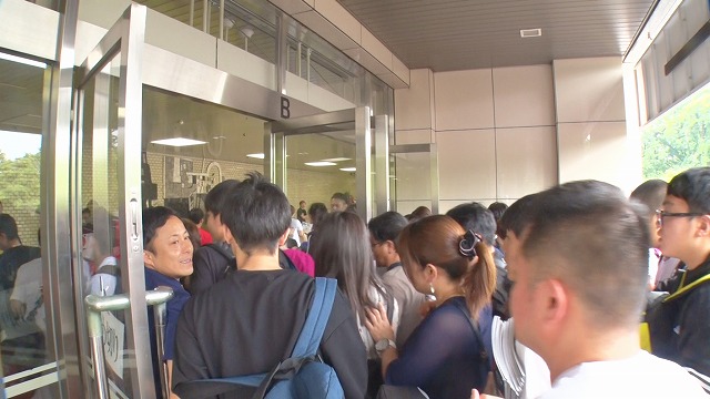 ドルフィンズアリーナ（愛知県体育館）の正面入口が開扉するや否や、なだれ込むように入場する観客