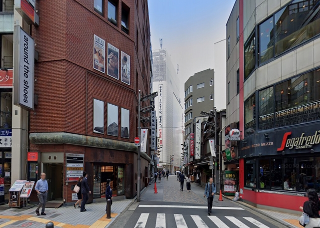 新宿ビックロ裏