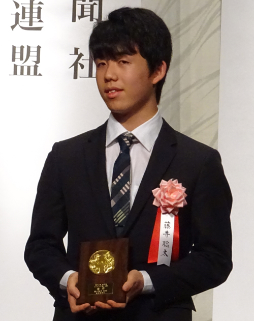 藤井聡太二冠 ウィキペディアから引用