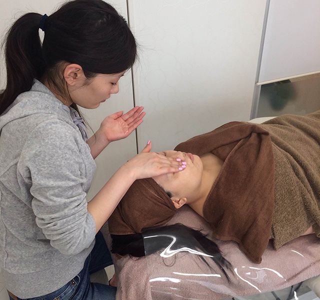 フェイシャル応用コースのレッスン雰囲気。