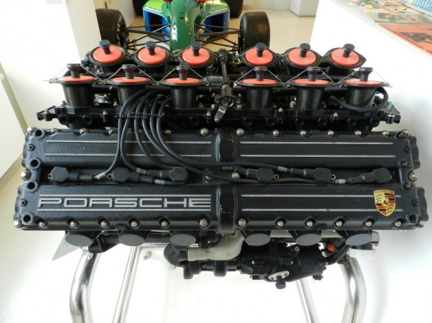 幻のポルシェv12エンジン フレッチャロッサ