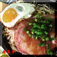 半熟卵をハンバーグに乗っけて♪