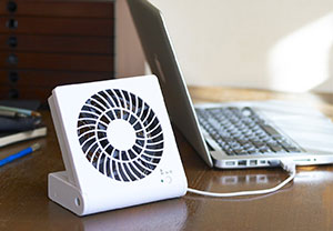 ドウシシャ 3電源(AC,USB,乾電池) 10cm コンパクトデスク扇風機 風量2段切替機能付 ホワイト
