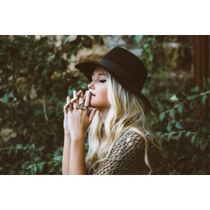 フリー写真, 人物, 女性, 外国人女性, 目を閉じる, 帽子, キャペリンハット, 金髪（ブロンド）, 手を組む, 唇に指を当てる, 祈る（祈り）