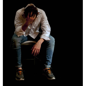 フリー写真, 人物, 男性, 外国人男性, フランス人, 頭を抱える, 落ち込む（落胆）, 失望（絶望）, 悲しい, 座る（椅子）