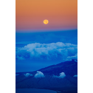 フリー写真, 風景, 夕暮れ（夕方）, 夕焼け, 月, 満月, 雲, 海岸, 半島, 風力発電機