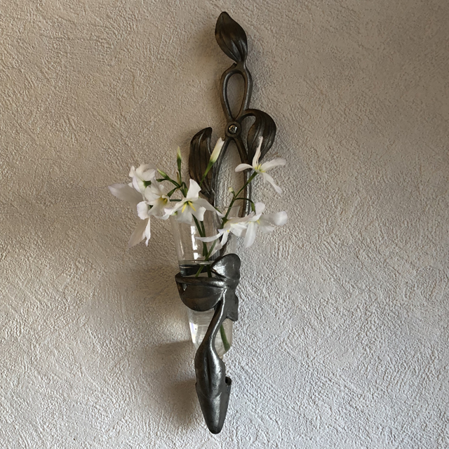 壁掛け仏壇「鏡壇ミラリエ」に今日（4/1）の誕生花の「リューココリネ（グローリー・オブ・ザ・サン）」を飾ってみました。