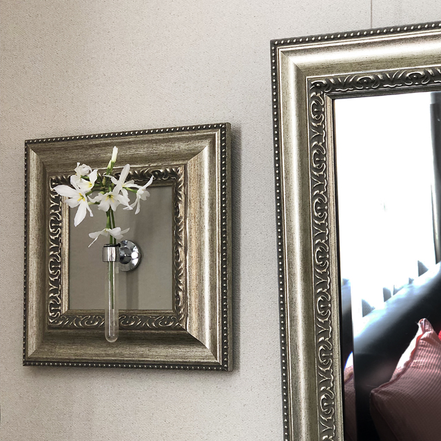 壁掛け仏壇「鏡壇ミラリエ」に今日（4/1）の誕生花の「リューココリネ（グローリー・オブ・ザ・サン）」を飾ってみました。