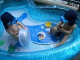 プールにはいろんな物が・・・。